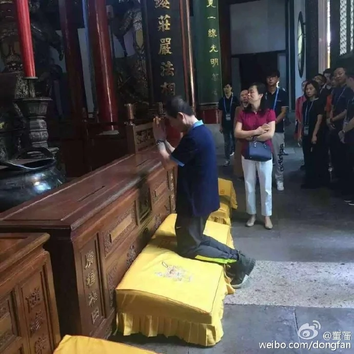 张艺谋演出前在杭州灵隐寺祈祷演出成功。（网络图片）