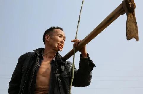 他…被一种动物舔过以后,就成了这个样子…恐怖