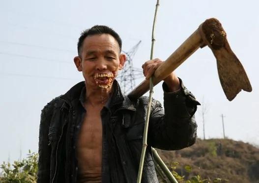 他…被一种动物舔过以后,就成了这个样子…恐怖