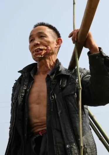 他…被一种动物舔过以后,就成了这个样子…恐怖