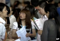 求職者在北京的一個招聘會上（2013年5月25日）