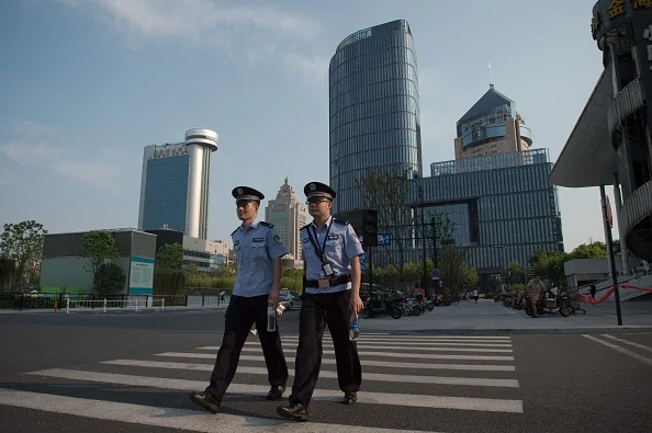 9月2日，中國杭州G20峰會期間，兩名警察在空蕩的街道上巡邏。（NICOLAS ASFOURI/AFP/Getty Images)