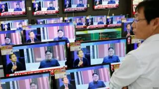 首爾一名商場售貨員在電視機前看關於朝鮮核試的報導