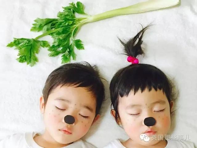这对龙凤胎睡着之后遇上一个会玩的老妈 太萌啦!