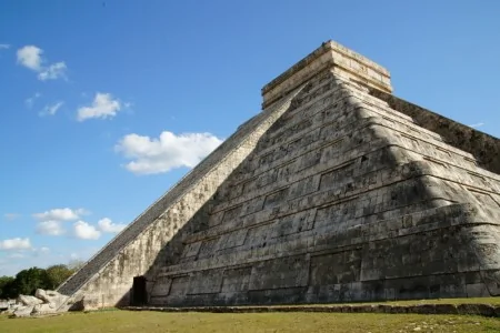 在墨西哥的玛雅金字塔。玛雅金字塔是为天文学目的而建，可由下列数字看出：金字塔4面各有52个4角浮雕，表示玛雅的一世纪52年(356天的太阳历和260天的玛雅独有的卓金历，再次回到始点的期间)。13个角代表1年13个月(卓金历20天×13个月＝260天)，又91阶布于4面，91×4＝364，加上最上一阶共计365天，表示太阳历的一年。(Fotlia)