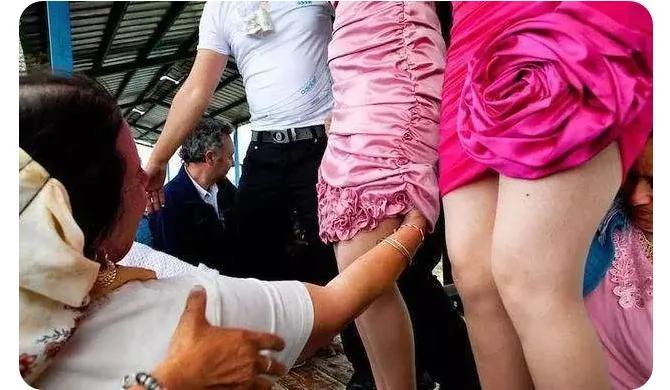 保加利亚新娘市场交易:掐大腿可以检验成色