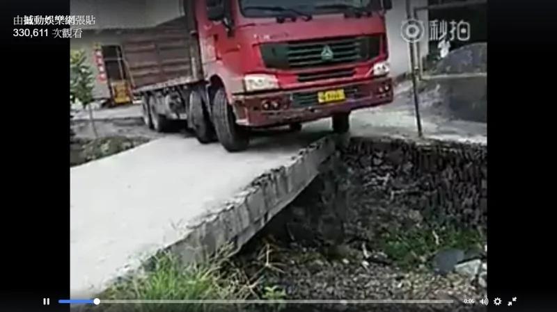 超大卡车想通过狭窄小桥,结果仅仅3秒钟轮胎腾空的画面让人惊讶!