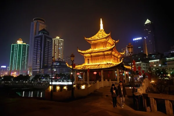 根据美国智库梅肯研究院周一（9月12日）发布的排名，贵阳——中国最穷但是增长最快的贵州省省会，超越金融之都上海，成为中国表现最佳城市。(Feng Li/Getty Images)