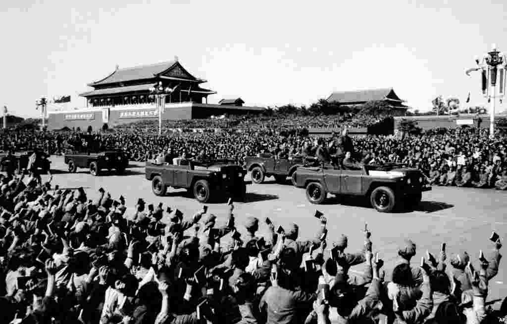 毛泽东和林彪在北京天安门广场检阅红卫兵（1966年10月19日）
