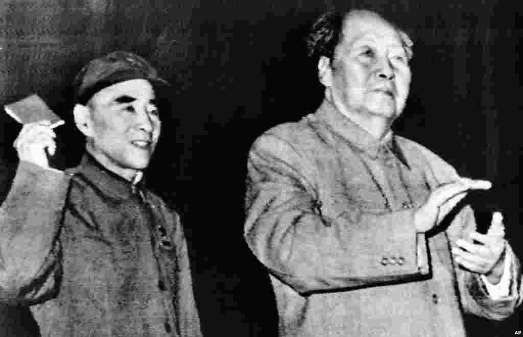 1969年10月，毛澤東和林彪在北京人民大會堂。林彪揮舞著毛主席語錄。林彪倒台後，周恩來在他所做的大會報告中說林彪一夥「萬歲不離口，語錄不離手，當面說好話，背後下毒手」