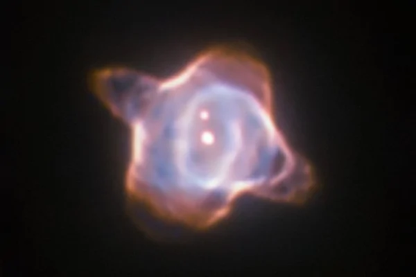 恒星的温度异常增高之后下降，原因为迷。（ESA/Hubble& NASA）