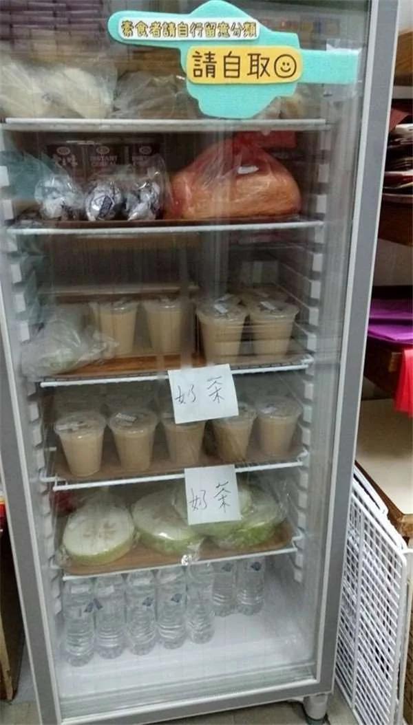 小女孩和爸爸在餐厅吃饭时,毫不犹豫将眼前的餐点往门外端…