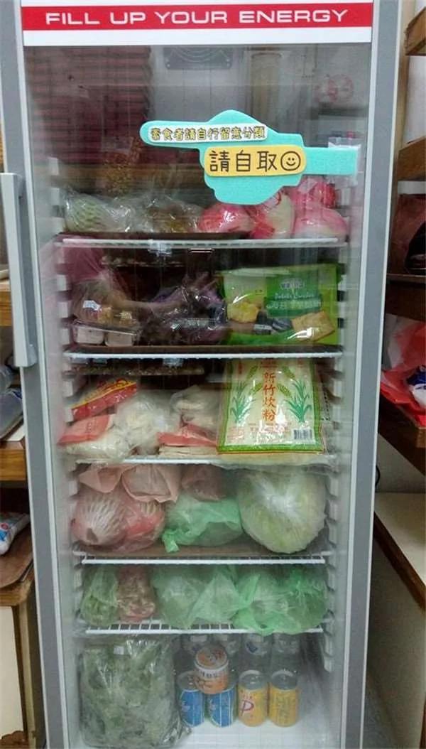 小女孩和爸爸在餐厅吃饭时,毫不犹豫将眼前的餐点往门外端…