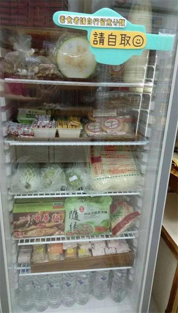 小女孩和爸爸在餐厅吃饭时,毫不犹豫将眼前的餐点往门外端…