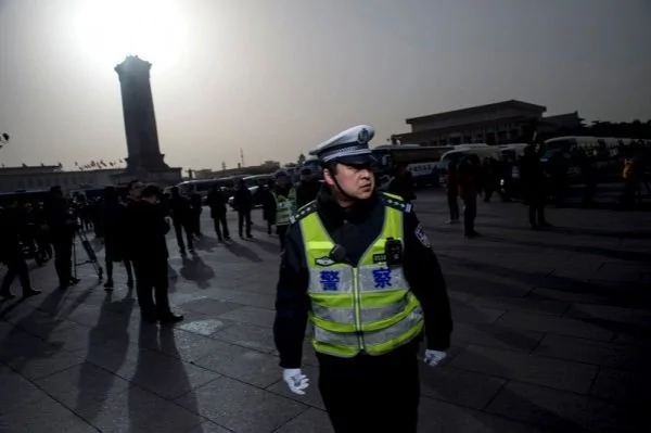 中共警方此前曾多次发生肆意枪杀民众的恶性事件，从这些案例显示，中共官方以“维稳”名义怂恿警方滥用枪支，滥杀无辜。（FRED DUFOUR/AFP/Getty Images）
