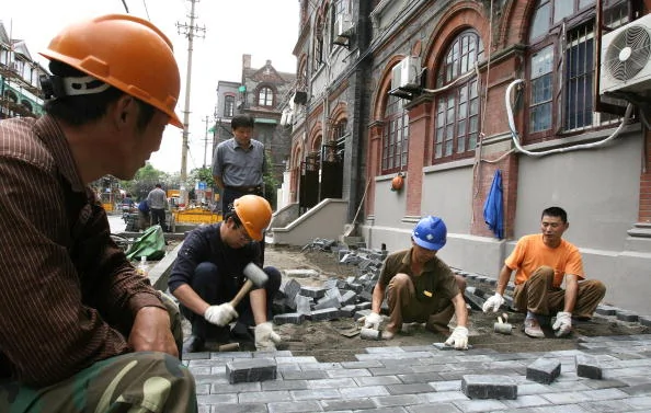 上海一工地，中国农村青年到城市工作(MARK RALSTON/AFP/Getty Images2006-6-5)