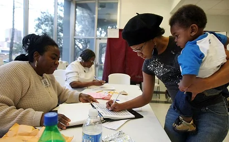 一项最新民调显示，非裔选民对希拉里的热情正在减退，而对川普的支持却在大幅上升。图为2008年2月9日，路易斯安那州非裔选民在该州初选中投票。(Photo by Mario Tama/Getty Images)