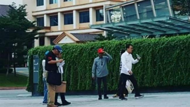 马来西亚:网友无意发现眼熟男清理街道 一搜他身家8亿