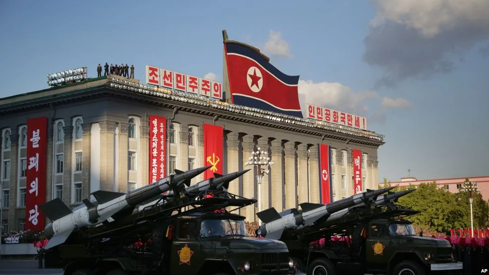 2015年10月10日，朝鮮舉行閱兵式，圖為飛彈火箭方陣接受檢閱。（資料照片）