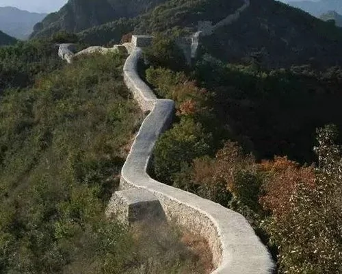 中國居然還有這麼一個「文保部門」，做出這種泥腿子也很難做出的事情：在「最美野長城」上鋪滿混凝土，讓它成為「最蠢鄉村路」！（網絡圖片）