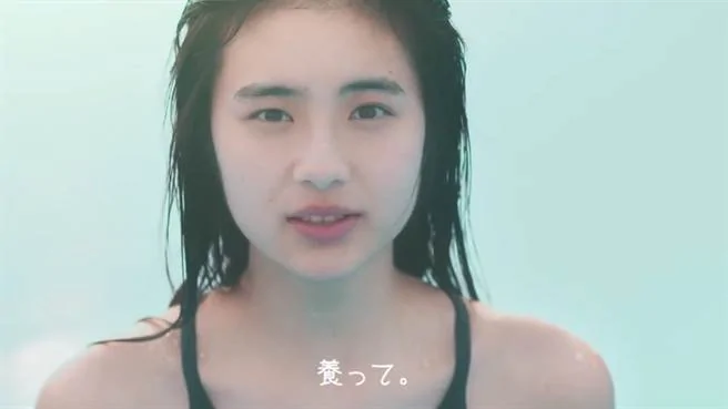 廣告把鰻魚擬人化為一名被人「飼養」的泳裝美女