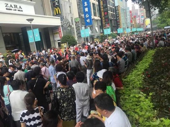 示威者聚集在南京東路世紀廣場一帶抗議。(民生觀察圖片)