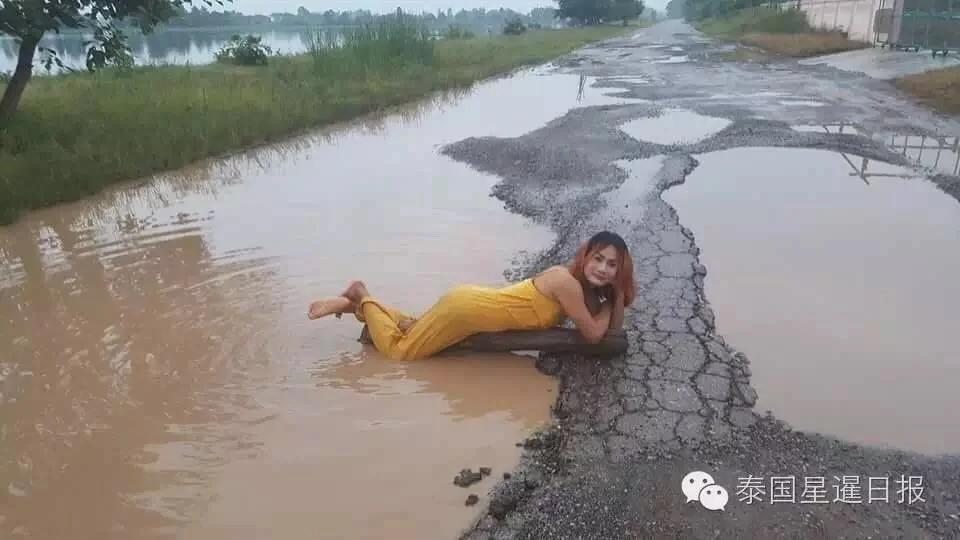 为了吸引官员注意 她在路坑积水中洗了个澡