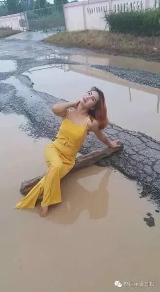 为了吸引官员注意 她在路坑积水中洗了个澡