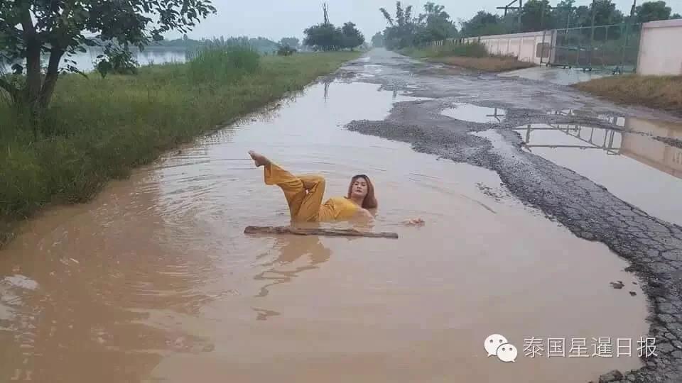 为了吸引官员注意 她在路坑积水中洗了个澡