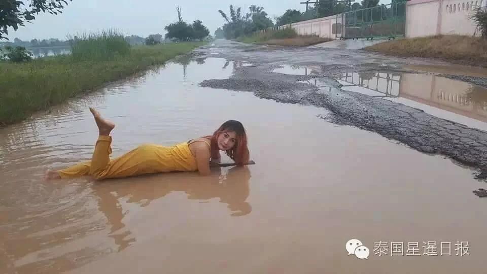 为了吸引官员注意 她在路坑积水中洗了个澡