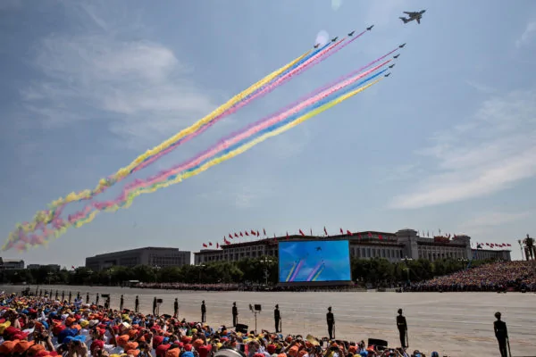 2015年9月3日，北京舉行紀念二戰結束閱兵式。(Kevin Frayer/Getty Images)