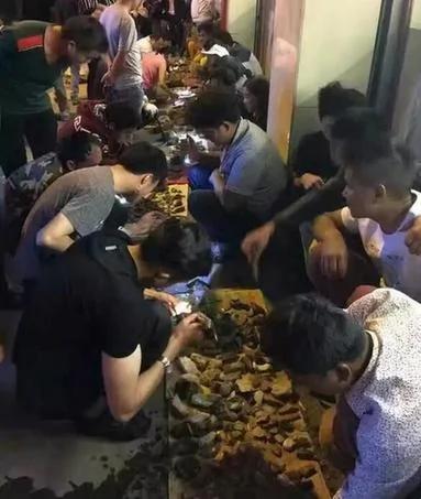 云南腾冲全民寻宝停不下来:挖地一尺必有玉