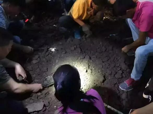 云南腾冲全民寻宝停不下来:挖地一尺必有玉