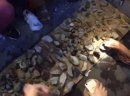 云南腾冲全民寻宝停不下来:挖地一尺必有玉