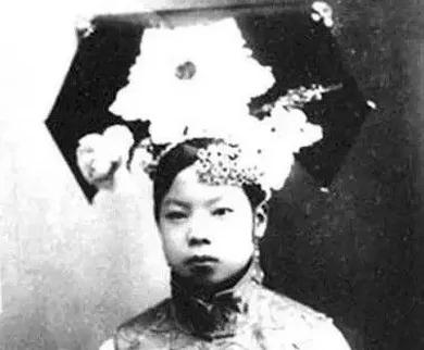 第一个敢和皇帝离婚的妃子是谁?
