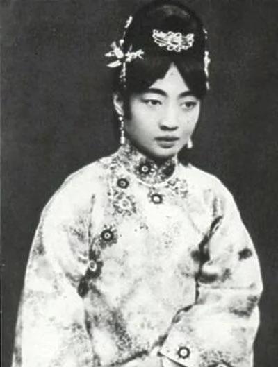 第一个敢和皇帝离婚的妃子是谁?