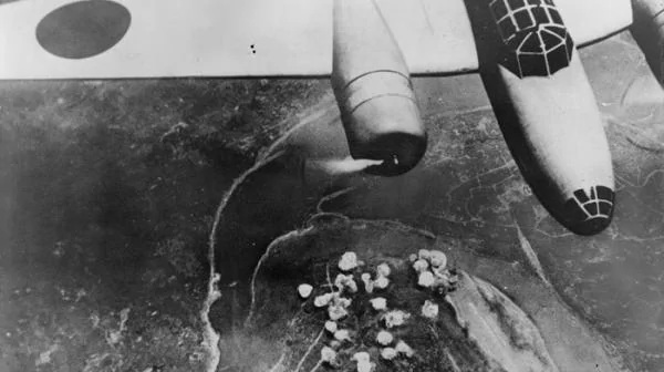 日军轰炸机机翼下，重庆城区不断冒出爆炸的烟火