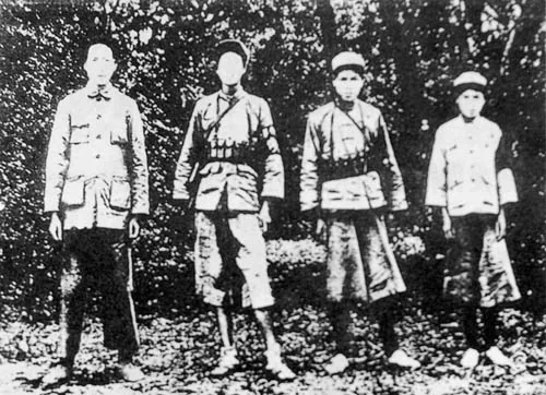 1927年的9月9日，毛澤東（左一）對內謊稱計劃發動農民暴動，實則帶領一支隊伍跑到井岡山，從而奪得軍權。（網絡圖片）