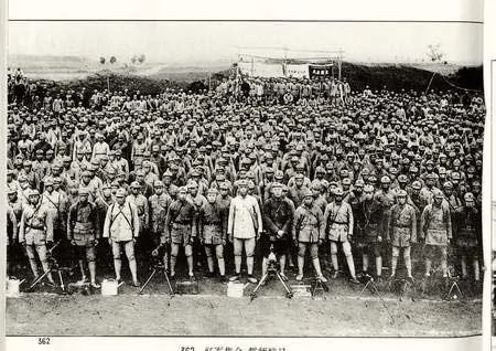 1935年10月19日，中共紅一方面軍殘部約2、3千人抵達陝西省吳起鎮。圖為紅軍到達陝北後集會。（網絡截圖）