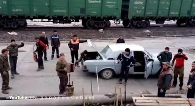 战斗民族就是狂!汽车门一打开 网友全看傻