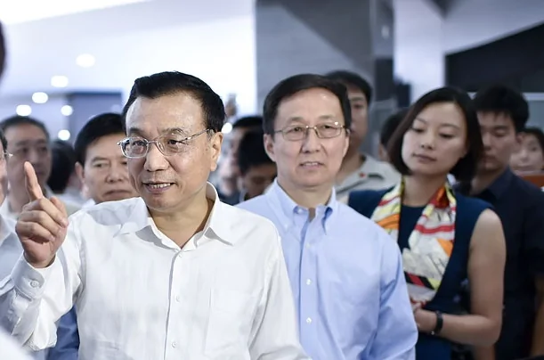 2014年9月，上海市委书记韩正(中)陪同总理李克强(左)考察调研上海自贸试验区