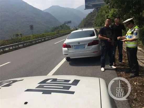 男子开宝马跑十多公里 发现没带车钥匙