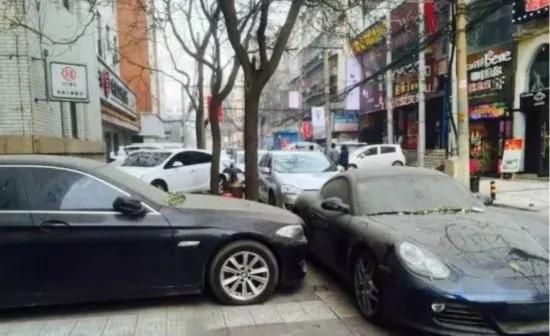 为抢车位怄气 两辆百万豪车堵了一整年 图集