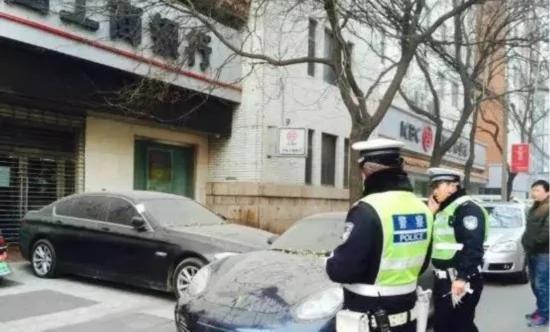 为抢车位怄气 两辆百万豪车堵了一整年 图集