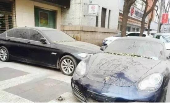 为抢车位怄气 两辆百万豪车堵了一整年 图集