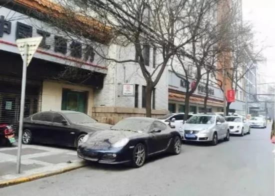 为抢车位怄气 两辆百万豪车堵了一整年 图集