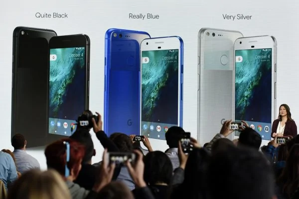 谷歌10月4日推出功能強大的智能手機Pixel，旨在挑戰蘋果iPhone的高端手機地位。圖為谷歌新品發佈會現場。(大紀元資料室)