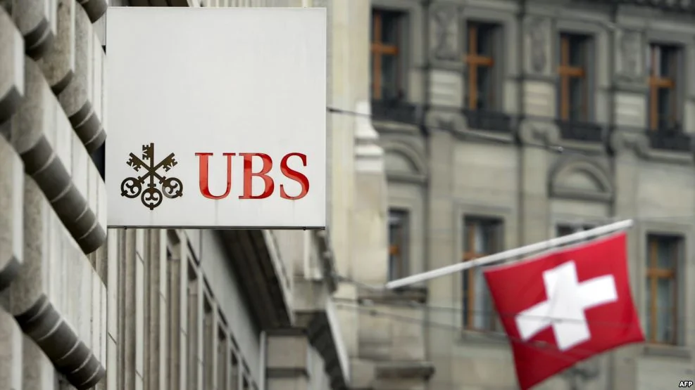 瑞士银行巨头UBS门前有瑞士国旗（2013年6月11日）