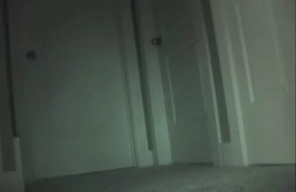母親躲在房門外偷拍，要觀察為何洋娃娃都會離開女兒的房間