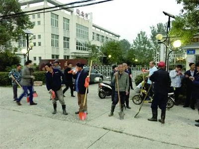 昨日，南京六合區山北村組織200人的打蛇隊搜尋逃脫的眼鏡蛇。/見習記者宋奇波
